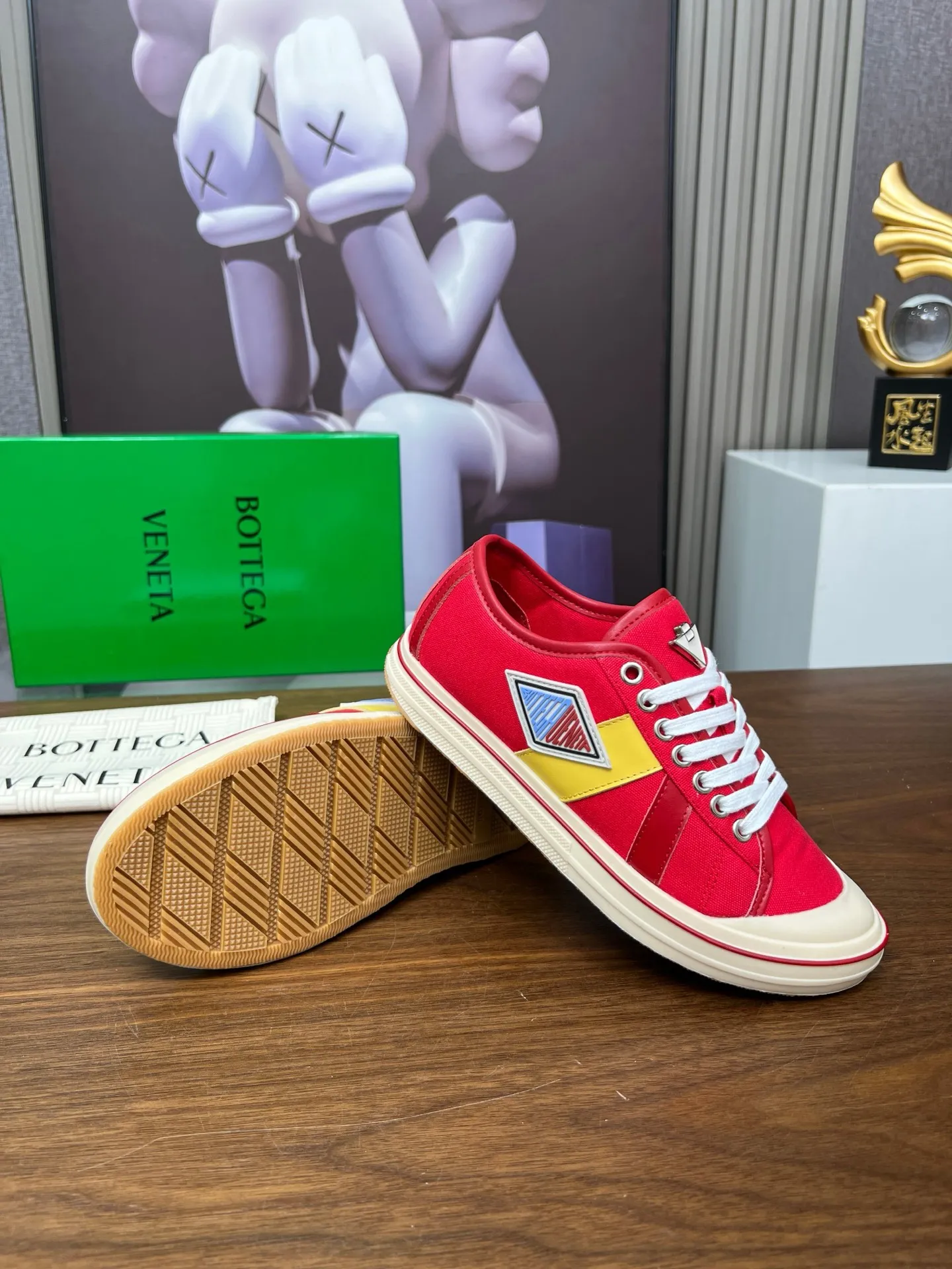 Men's men's shoes 💰500💰 Bottega Veneta BV's latest Eliot series retro basketball shoes casual sports canvas shoes will become gods once it is launched‼ ️ Inspired by retro basketball sneakers, the color combination highlights youthful vitality and perfectly interprets the theme of youth and childlike innocence. The details are also very particular. The summer canvas brings excellent durability and comfort. Designs such as calfskin trim, rubber toe caps and hand-painted retro red lines are full of retro feel. The round toe and convex sole add a modern feel and are suitable for various styles. Easily create a fashionable atmosphere. The upper foot is the focus...can be worn as a couple's shoes...The red lines on each shoe edge are hand-painted, which adds more taste and attitude! ✦Fabric: Original customized high-density canvas + cowhide ✦Inner: original customized breathable canvas ✦Insole: movable latex cowhide insole ✦Sole: original molded non-slip and wear-resistant TPU material ✦Sole thickness: 3cm, low-profile, single shoe ✦Number of sizes: female size 35--40, female 40 is customized and non-returnable❕ ✦Number: male size 39--45, male 45 is customized and non-returnable❗️